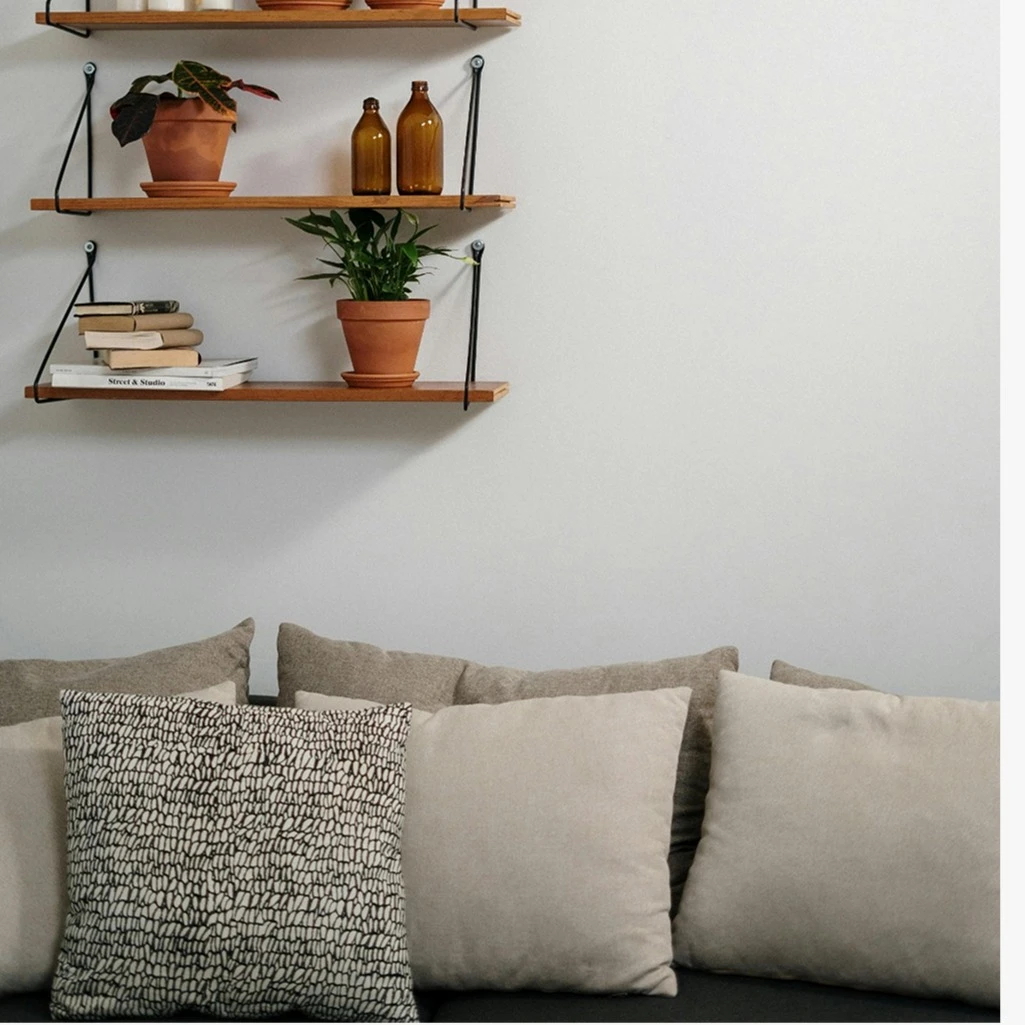 وسائد رمادية للأريكة
